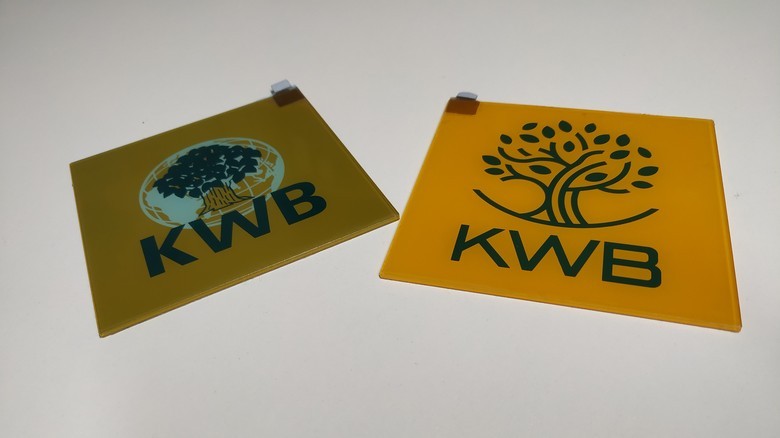 Odolný designový štítek s plexiskla pro firmu KWB