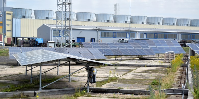 Porovnání různých instalací fotovoltaických panelů v areálu elektrárny Ledvice, foto © TZB-info