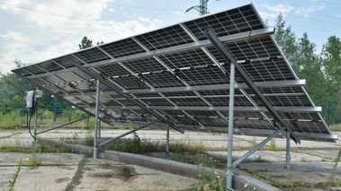 Zadní strana fotovoltaických panelů. Oboustranný panel krytý sklem z obou stran. foto © TZB-info