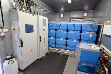 Kontejner technologií obsahuje čerpadla, vyrovnávací zařízení s akumulační nádrží a řídicí systém.