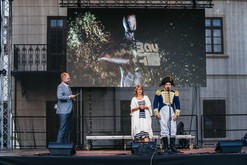 Generální ředitel společnosti Baumit Ing. Pavel Med (vpravo) a Ing. arch. Radana Duňková, ředitel marketingu a obchodu společnosti Baumit, (uprostřed) na pódiu při slavnostním vyhlášení soutěže Fasáda roku 2021 ve společnosti moderátora akce Libora Boučka