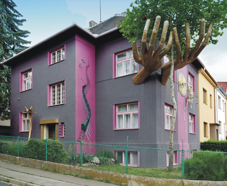 Surrealistický Kristkův dům, roh ulic Tišnovská a Trávníky (autor Ing. arch. Petr Brandejský)