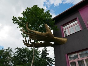 Strom chráněný rukama – Kristkův dům (autor Ing. arch. Petr Brandejský)