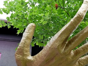 Detail rukou a živé zeleně (autor Ing. arch. Petr Brandejský)