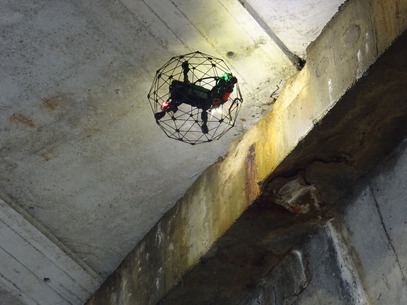 Obr. 14 Dron pi przkumu betonovho mostu