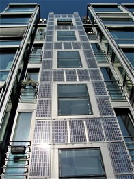 Detaily instalace teplovodních i fotovoltaických panelů na fasádách i balkonech domů. (Foto B. Koč)