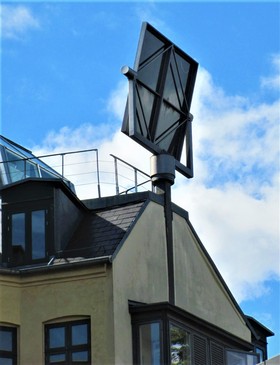 Automaticky natáčená zrcadlová plocha tzv. heliostatu, odrážející světlo do šachty schodišť uvnitř jednoho z domů v Hedebygade. (Foto B. Koč)