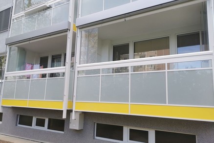 Základem nových balkonů a lodžií je pevné a bezpečné zábradlí. Zdroj: 7points