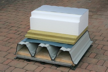 Systém ISOVER Roof Acoustic Ceiling pro dodatečnou montáž ve variantě tepelné izolace střechy z pěnového polystyrenu