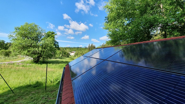 Střecha je osazena deseti kusy fotovoltaických panelů o&nbsp;celkovém nominálním výkonu 3&nbsp;kWp