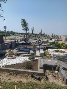 Obr. 1 Poškozené pomníky na hřbitově v Moravské Nové Vsi