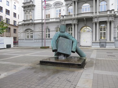 Brno, Moravské náměstí, Krade ledničku ze soudu