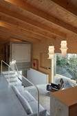 Převaha dřeva a víceúrovňové řešení dělá interiér velmi atraktivní – Dům za zdí