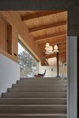 Převaha dřeva a víceúrovňové řešení dělá interiér velmi atraktivní – Dům za zdí
