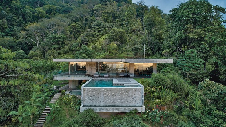 Celkový pohled za nádherně osazenou stavbu v rámci džungle – Art Villa
