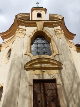 Obr. 5a: Císařský špitál sv. Antonína a sv. Alžběty – kaple. Fasáda je vertikálně členěna pilastry s čabrakovými hlavicemi a výraznou korunní římsou. Vnitřní prostor se rozkládá na půdorysu oktogonu s oválně řešeným presbyteriem, orientovaným na sever. Interiér je rozdělen pilastry s ionskými hlavicemi, zaklenutý baldachýnovou klenbou [12].