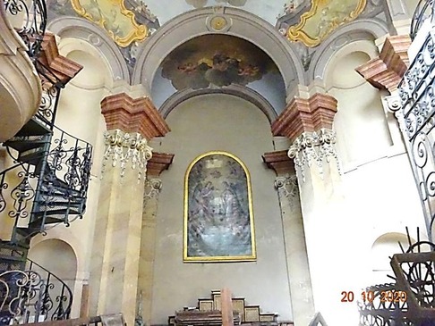 Obr. 5b: Císařský špitál sv. Antonína a sv. Alžběty – kaple. Fasáda je vertikálně členěna pilastry s čabrakovými hlavicemi a výraznou korunní římsou. Vnitřní prostor se rozkládá na půdorysu oktogonu s oválně řešeným presbyteriem, orientovaným na sever. Interiér je rozdělen pilastry s ionskými hlavicemi, zaklenutý baldachýnovou klenbou [12].