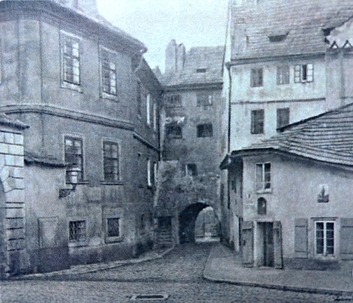 Obr. 2: Špitálská brána v Kanovnické ulici, vlevo Císařský špitál [pinterest]