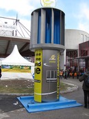 Nabíjecí stanice s  větrnou elektrárnou s horizontálním rotorem (Rakousko, Wels, veletrh Energy Spar Messe); Foto: Břetislav Koč