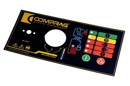 Kombinace čelního panelu a foliové klávesnice pro firmu Comprag disponuje tlačítky, otvory pro ovladač a translucentními okny.
