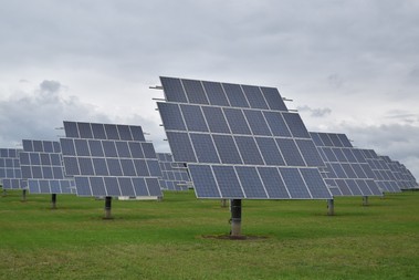 Fotovoltaická elektrárna Řehoty má celý tracker osázený fotovoltaickými panely. Fotovoltaická elektrárna Myštěves na trackeru kombinuje fotovoltaiku a nerezová zrcadla