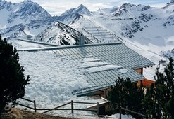 Všestranná ochrana střechy: Systém sněhových zábran a vyhřívání žlabů RHEINZINK odolají sněhu a ledu.