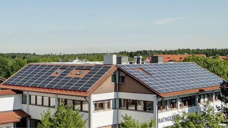 Fotovoltaické panely na střeše německé pobočky firmy Rathgeberr