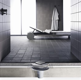 I pi rekonstrukci lze snadno realizovat sprchy v rovni podlahy. S vyuitm koupelnovch odtok Viega Advantix, kter se vyznauj extrmn nzkou montn vkou. (foto: Viega)