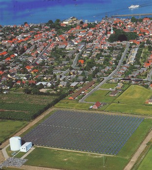 První část solárního tepelného systému na okraji města Marstal. Vlevo dole je na snímku první akumulační nádrž – nadzemní bojler na 2 100 m3 horké vody, (Foto ARCON Solarvarme A/S)
