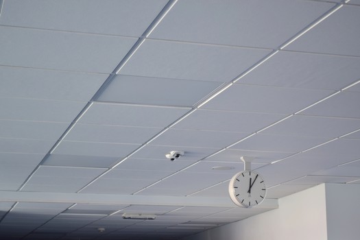 Úsporné LED osvětlení na najdeme chodbách nemocnice i v jednotlivých místnostech.
