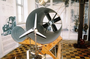Replika zkušebního větrného tunelu v muzeu Poul La Coura (Foto B. Koč)
