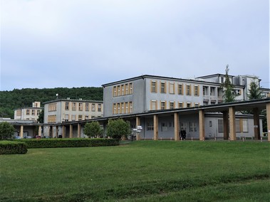 Areál Fakultní Thomayerovy nemocnice – stav před modernizací (Foto: J. Hodboď, 26. 5. 2022)