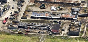 Devastující poškození budov zemědělského podniku na okraji Moravské Nové Vsi (Zdroj: Souhrnná zpráva ČHMÚ)