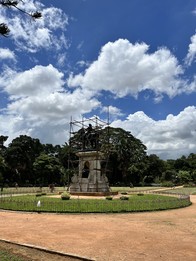 Socha Chamaraya Wodeyar je dominantou botanické zahrady