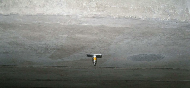 Obrázek 2 – Senzor akustické emise osazený na nosník mostní konstrukce
