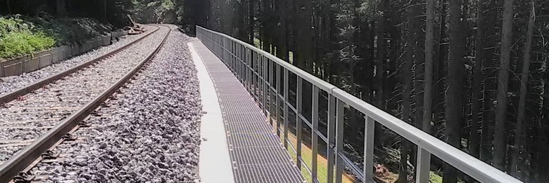 Železniční trať Strakonice-Volary prošla v úseku Vimperk-Lipka rekonstrukcí. Pro zakrytí 130 metrů dlouhé lávky se nakonec zvolilo řešení z mřížkových kompozitních roštů, včetně zábradlí.