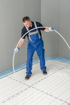 Pokia sa systm podlahovho vykurovania pouva aj na chladenie, idelny rozstup potrubia je 100 mm, maximlne 150 mm. Zdroj: Uponor