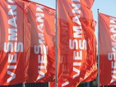 Vlajky s&nbsp;logem Viessmann ped sdlem firmy v&nbsp;Allendorfu (Eder).