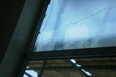 Nevhodn zastnn skla pi stavb (stavebn materil, leen, obytn buky v tsn blzkosti skla)