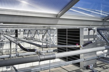 Obrovská pevnost ocelových trubek a lisovaných spojů Megapress umožňuje uložení potrubí s minimem pevných bodů pod stropem haly. (foto: Viega)