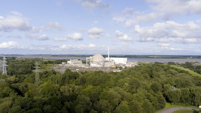 Demont svtovho ampiona. A do svho odstaven v&nbsp;beznu 2011 drela jadern elektrrna Unterweser svtov rekord v&nbsp;mnostv vyroben energie s&nbsp;305 miliardami&nbsp;kWh elektiny. (foto: PreussenElektra GmbH)