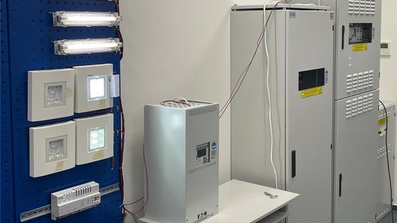 Na obrázku: Laboratoř systémů nouzového osvětlení s centrální bateriovou jednotkou