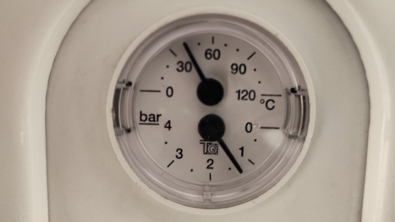 Obr. Sdružený teploměr – tlakoměr na kotli ukazuje cca 40 °C. Je to však skutečná teplota otopné vody, která jde do radiátorů? Pro laika je jistější teplotu otopné vody testovat přes teplotu radiátoru. (Foto: autor)