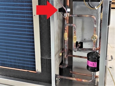 Obr. 5 Nejmenší základní částí pracovního okruhu tepelného čerpadla je expanzní ventil, který přepouští chladivo z vysokotlaké části okruhu do nízkotlaké. Na obrázku na něj ukazuje červená šipka.