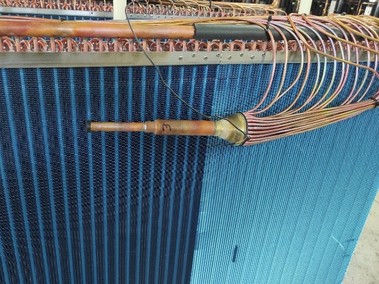 Obr. 1 Výparník se skládá z mnoha měděných trubiček, na kterých jsou pevně nalisovány lamely tak, aby mezi lamelami mohl proudit vzduch.