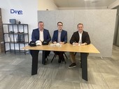 Zleva: André Zimmermann, vedoucí EU ve společnosti Deye Inverter Technology Ltd, Marcin Zienkiewicz, vedoucí nákupu a&nbsp;obchodování ve společnosti Menlo Electric, Bartosz Majewski, generální ředitel společnosti Menlo Electric