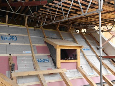 Obr. 3. Nron poadavky na rekonstrukci historick budovy vystily v koncept zateplen stechy nad krokvemi (panely VakuPRO vyskldan na protiporn sdrokarton)