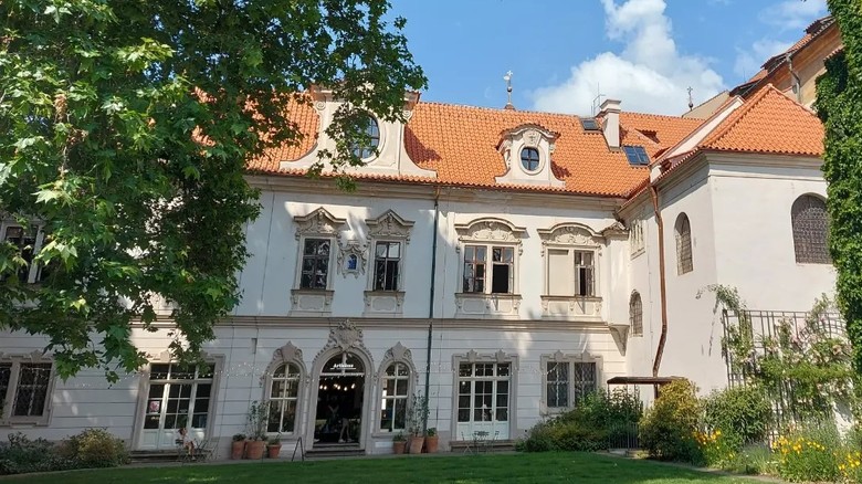 Obr.&nbsp;1. Velkopevorsk palc v&nbsp;Praze na Mal Stran spad pod ochranu UNESCO (pohled na budovu konventu se stenmi viki)