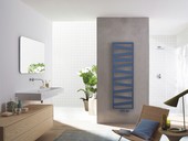 Designový koupelnový radiátor Zehnder Kazeane, matné, barva Pigeon Blue. Zdroj: Zehnder.