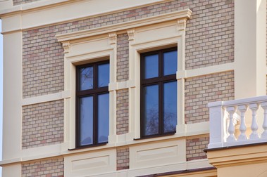 Pi rekonstrukci historick vily byla pouita skla HELUZ IZOS umstna do zkho profilu Premium Slim od spolenosti Vorlek okna, detail
